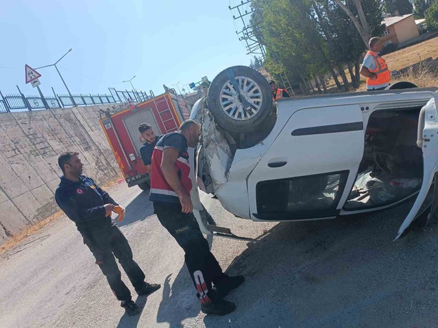 Van Erciş'te kontrolden çıkan otomobil istinat duvarından düştü, sürücü yaralandı