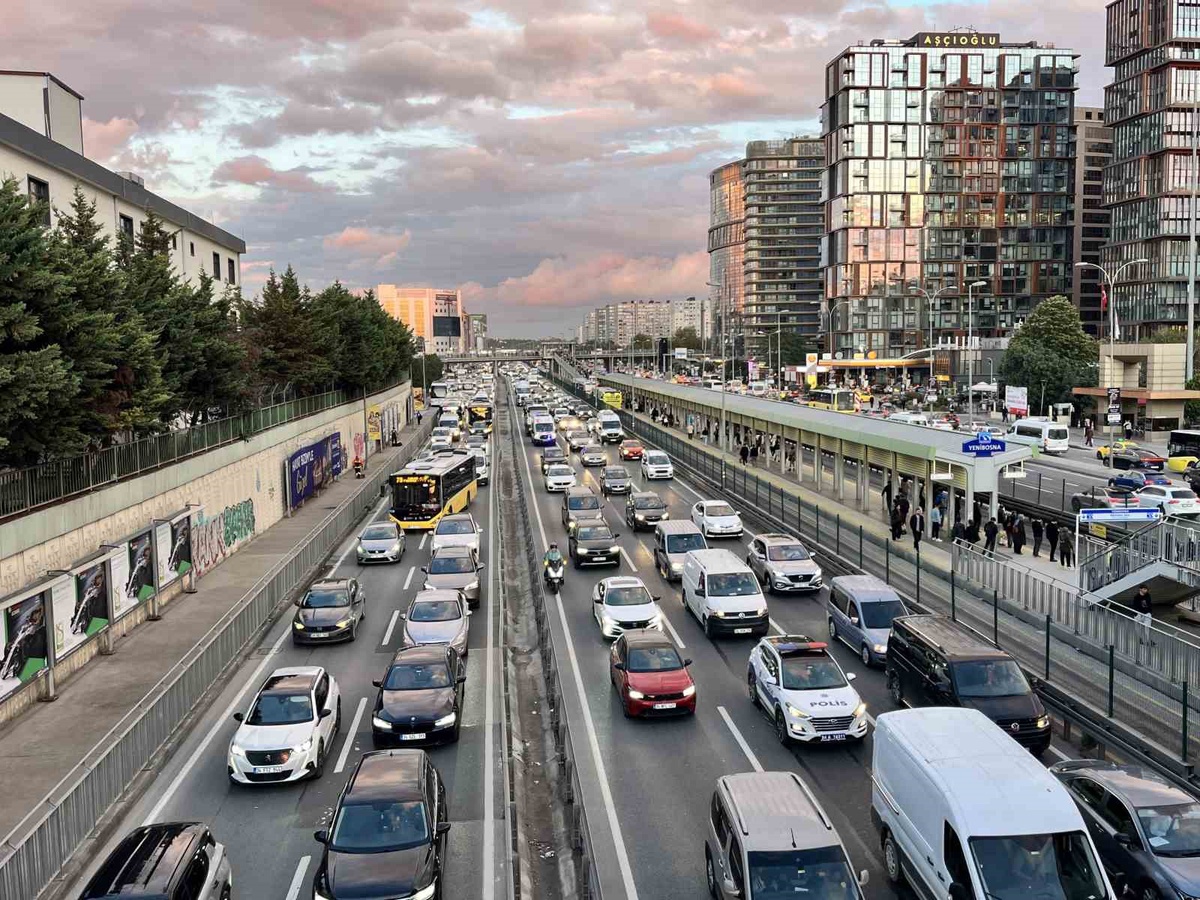 Yağış İstanbul trafiğini zorladı, akşam yoğunluğu yüzde 69\'a ulaştı