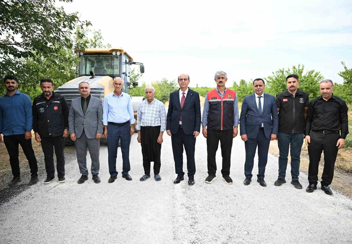 Yeşilyurt Belediye Başkanı Geçit, Sütlüce\'de 15 kilometrelik yol çalışmasını inceledi