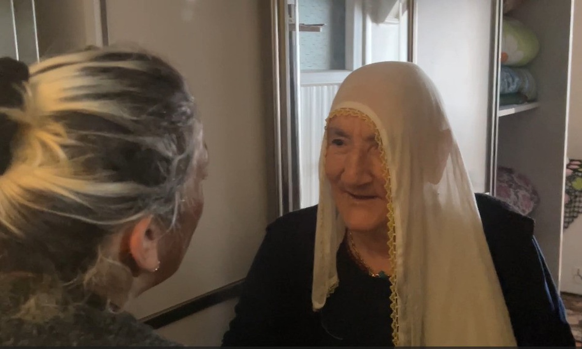 Yozgat\'ta komşular 112\'ye haber verdi, yaşlı kadın koltukta uyurken bulundu