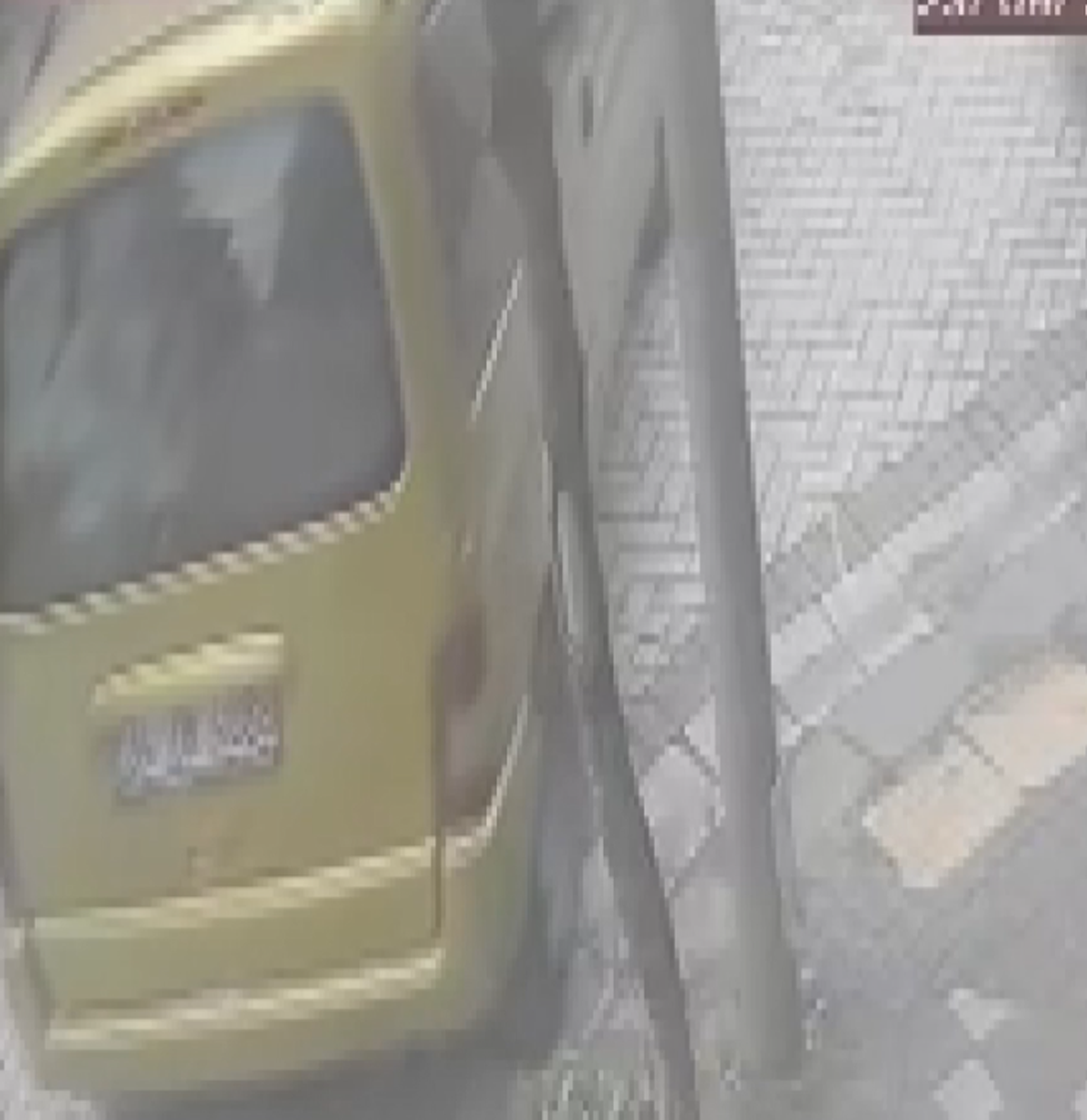 Zeytinburnu\'nda minibüs ile otomobil çarpıştı; 1 kız çocuğu yaralanıp hastaneye kaldırıldı