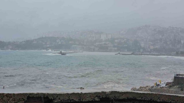 Zonguldak Limanı'nda çamurlu su denizi sararttı, fırtına uyarısı 14.00'e dek sürecek