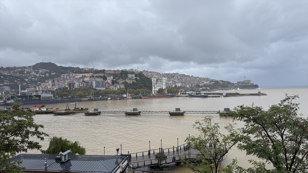 Zonguldak\'ta sağanak sonrası limanda deniz suyu sarı ve kahverengiye döndü