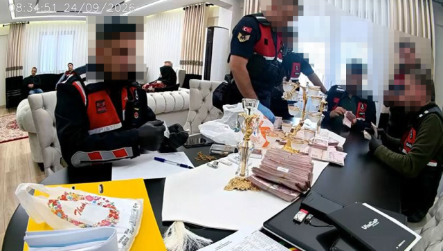 AK Partili eski Belediye Başkanı Ahmet Sungur ’un evinde bulunan paralar sayılarak adli emanete alındı.