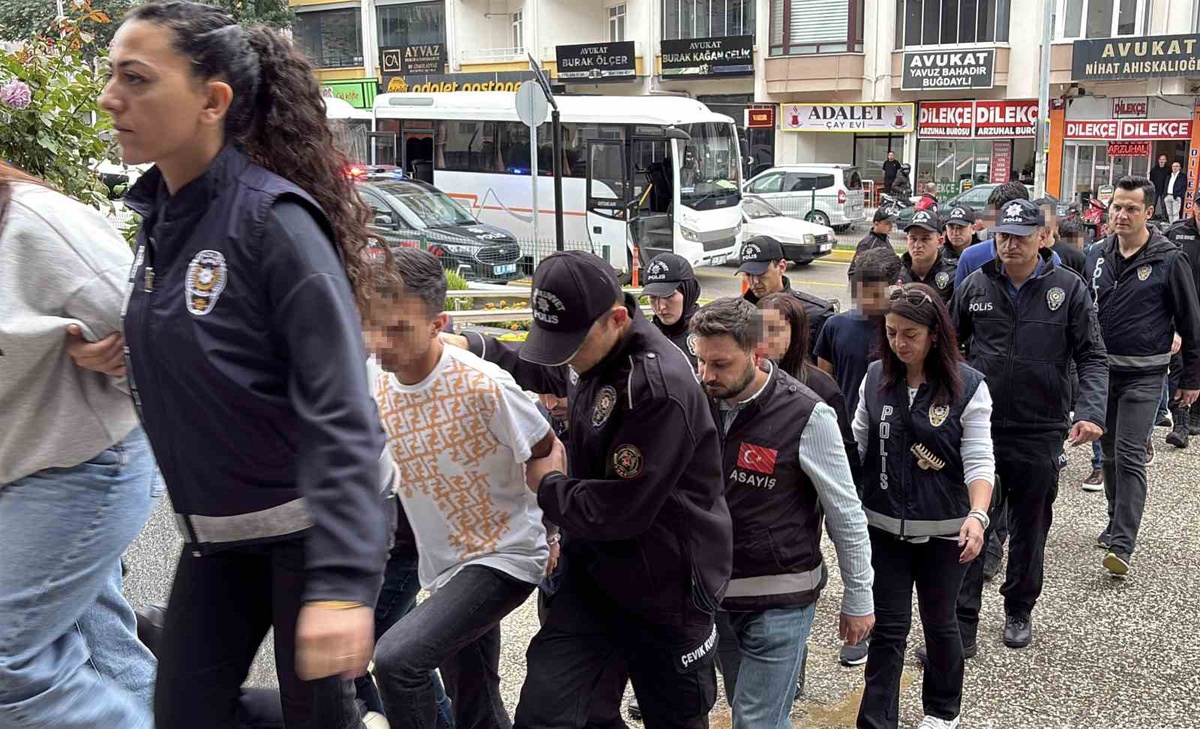 Kendilerini noter görevlisi diye tanıttılar! 55 ilde araç sahiplerini kandıran şebekeye 15 tutuklama