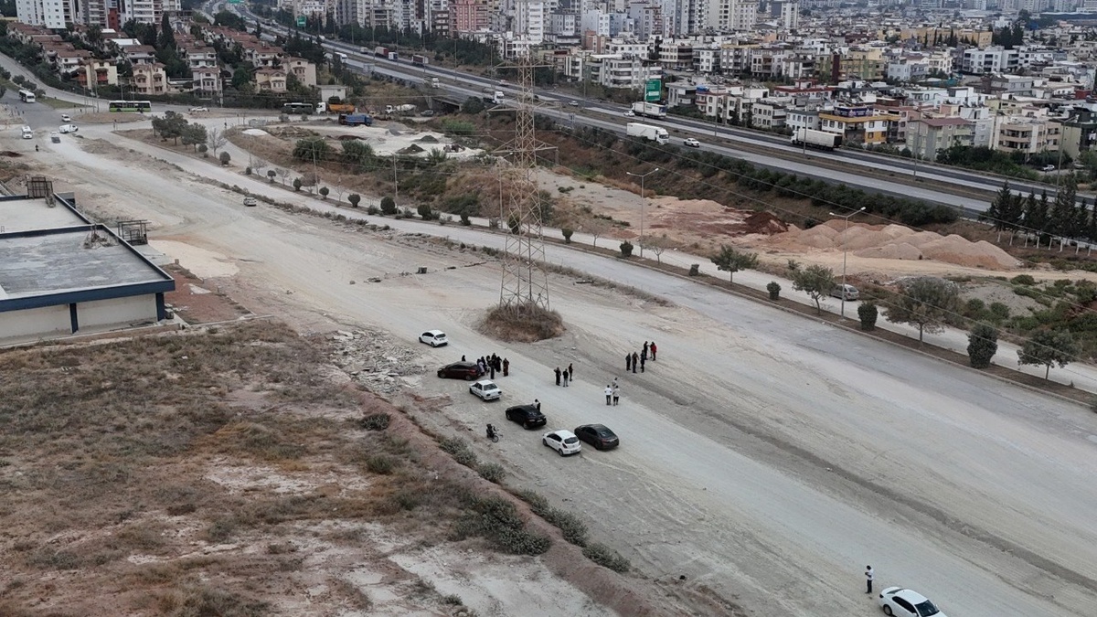 Adana Çukurova\'da 2 yıldır bitmeyen Yılmaz Güney Bulvarı\'nda mahalleli çözüm istedi