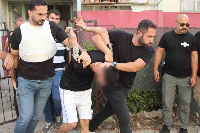 Şehrin göbeğinde polise el bombasıyla karşılık verdi, böyle yakalandı! O anlar kamerada