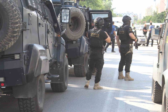 Şehrin göbeğinde polise el bombasıyla karşılık verdi, böyle yakalandı! O anlar kamerada