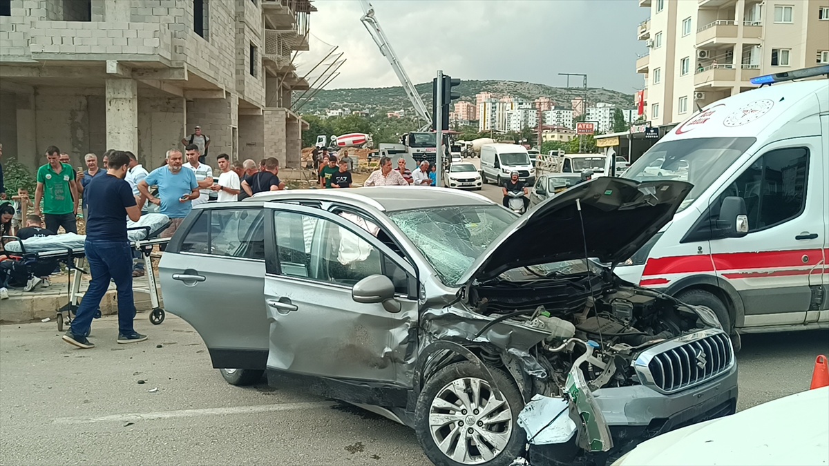 Adana Kozan\'da iki otomobil çarpıştı, 4 kişi yaralanıp hastaneye kaldırıldı.