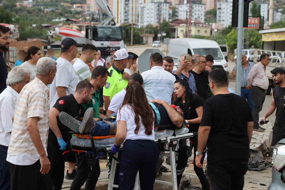 Adana Kozan\'da otomobiller kavşakta çarpıştı, biri inşaata savruldu, 4 kişi yaralandı