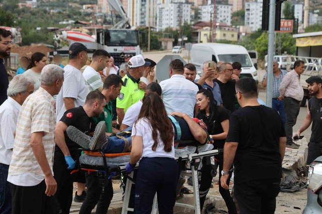 Adana Kozan'da otomobiller kavşakta çarpıştı, biri inşaata savruldu, 4 kişi yaralandı