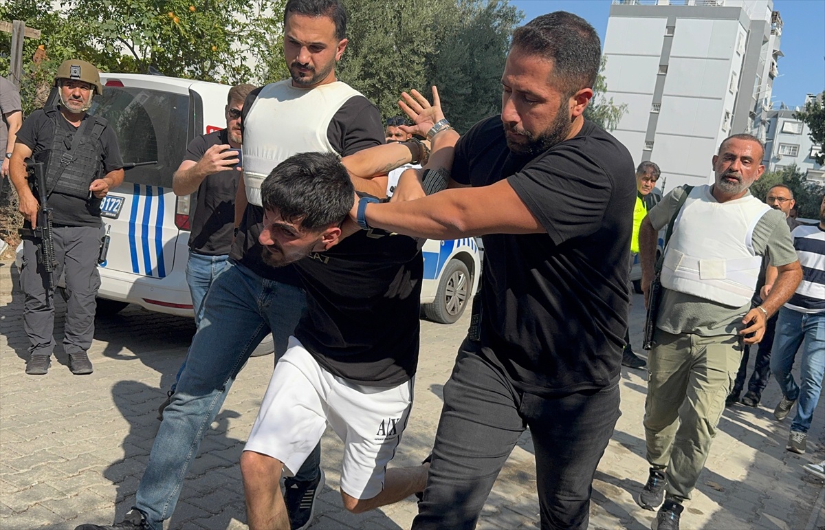 Adana Yüreğir\'de polis, el bombası ve tabancayla direnen firari hükümlüyü yakaladı