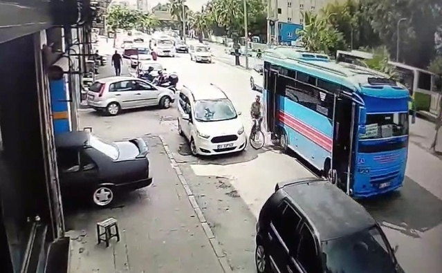 Adana Yüreğir'de açık arka kapılı halk otobüsü bisikletliyi düşürdü, şoför durmadı
