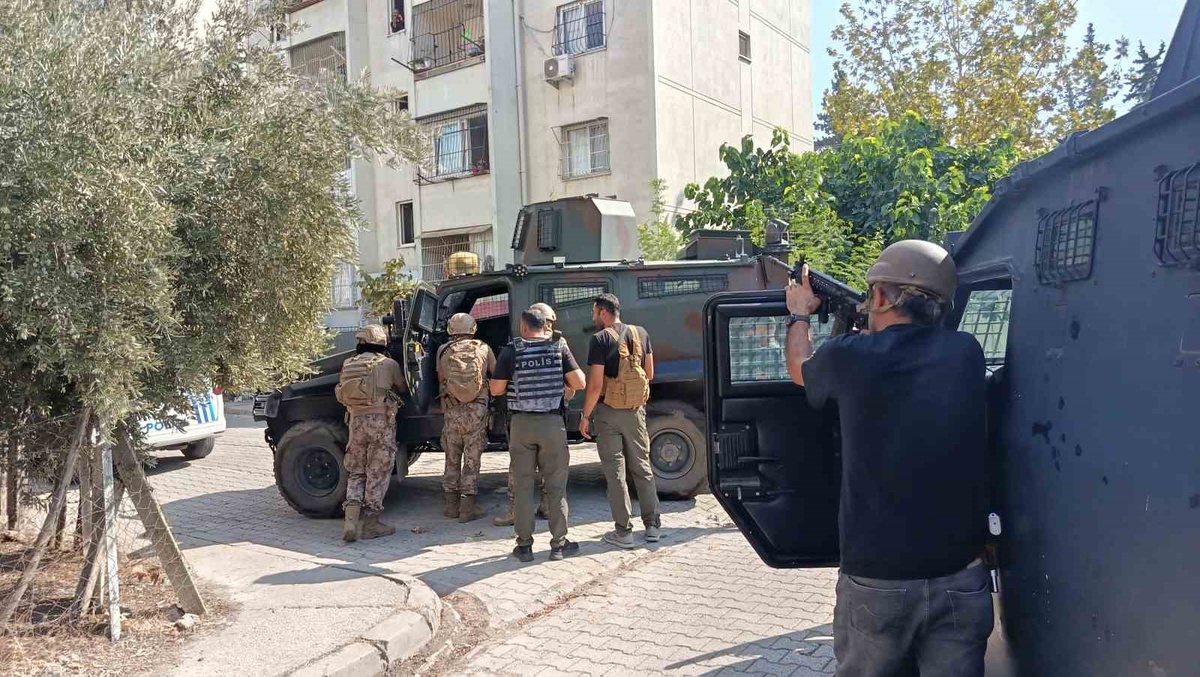 Adana\'da hapis cezası olan şahıs patlayıcı gösterince polis ikna etmeye çalışıyor