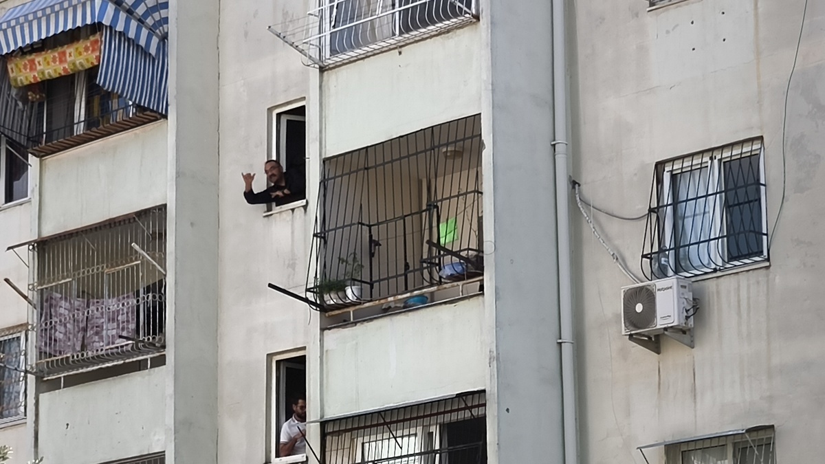 Adana Yüreğir\'de polis baskınında şüpheli el bombası iddiasıyla eve kapandı