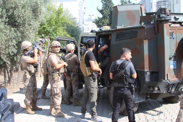 Şehrin göbeğinde polise el bombasıyla karşılık verdi, böyle yakalandı! O anlar kamerada