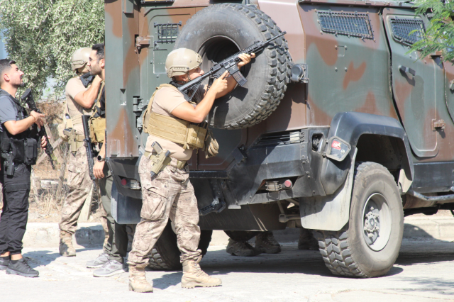 Şehrin göbeğinde polise el bombasıyla karşılık verdi, böyle yakalandı! O anlar kamerada