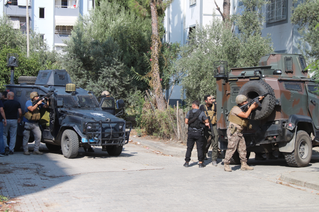 Şehrin göbeğinde polise el bombasıyla karşılık verdi, böyle yakalandı! O anlar kamerada