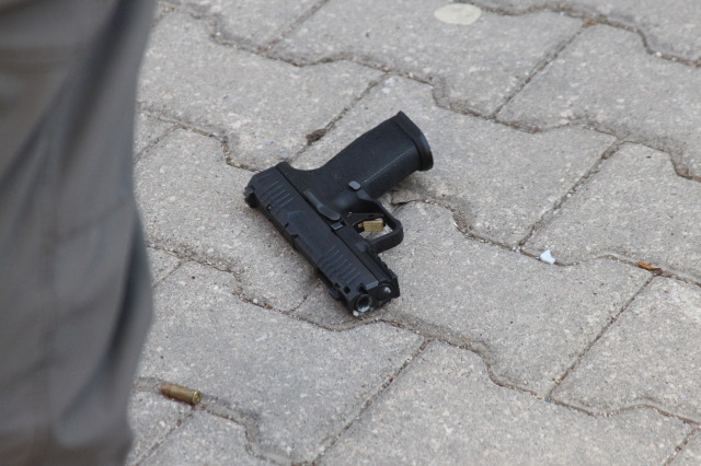 Şehrin göbeğinde polise el bombasıyla karşılık verdi, böyle yakalandı! O anlar kamerada