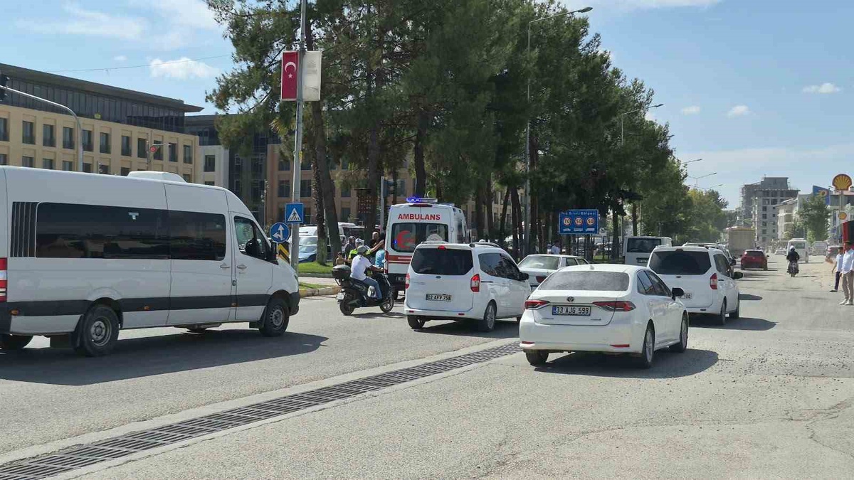 Adıyaman\'da kavşakta otomobille çarpışan motosikletin sürücüsü hamileydi, yaralandı
