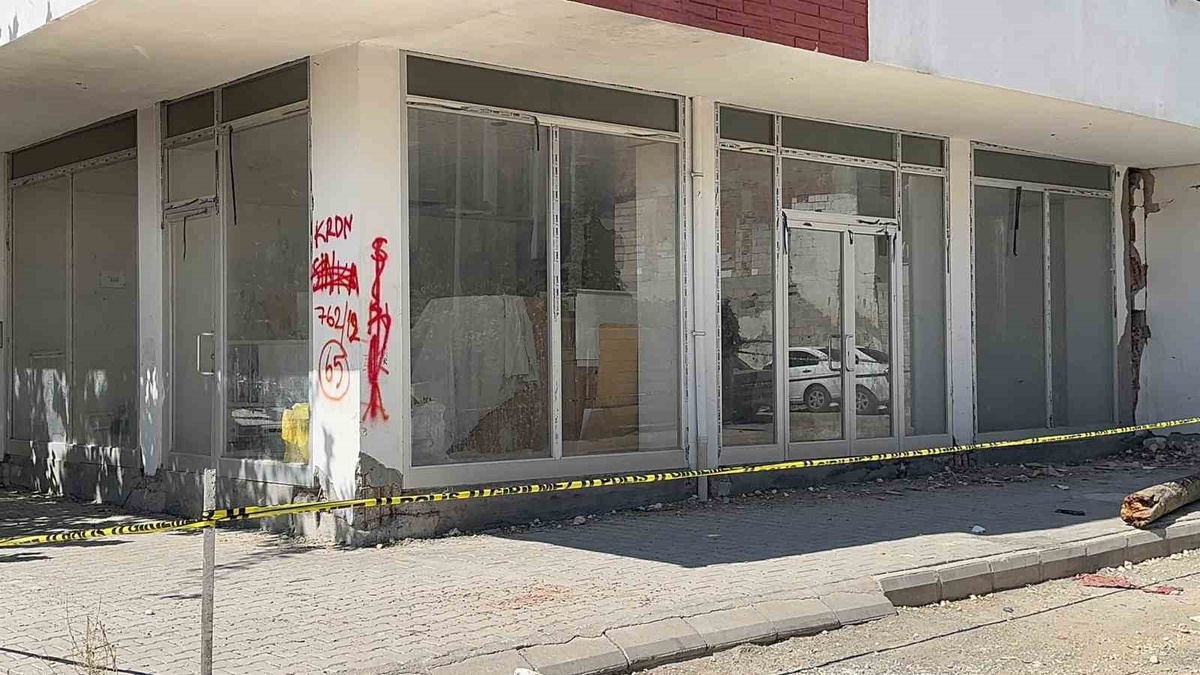 Adıyaman\'da binanın yıkımı beklenirken 5.4\'lük depremde yeniden hasar oluştu