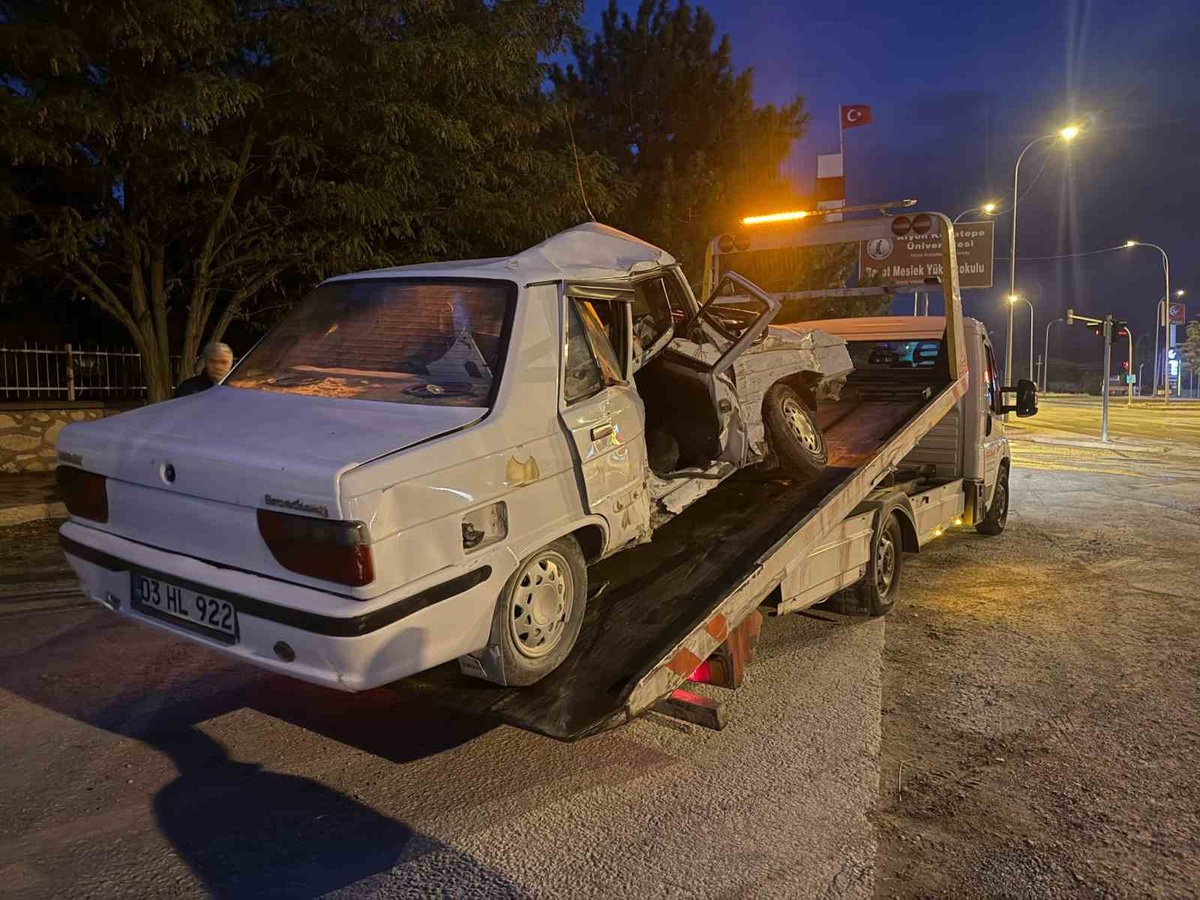 Afyonkarahisar Bayat\'ta kazada yaralanan 3 kişi hastanelere kaldırıldı