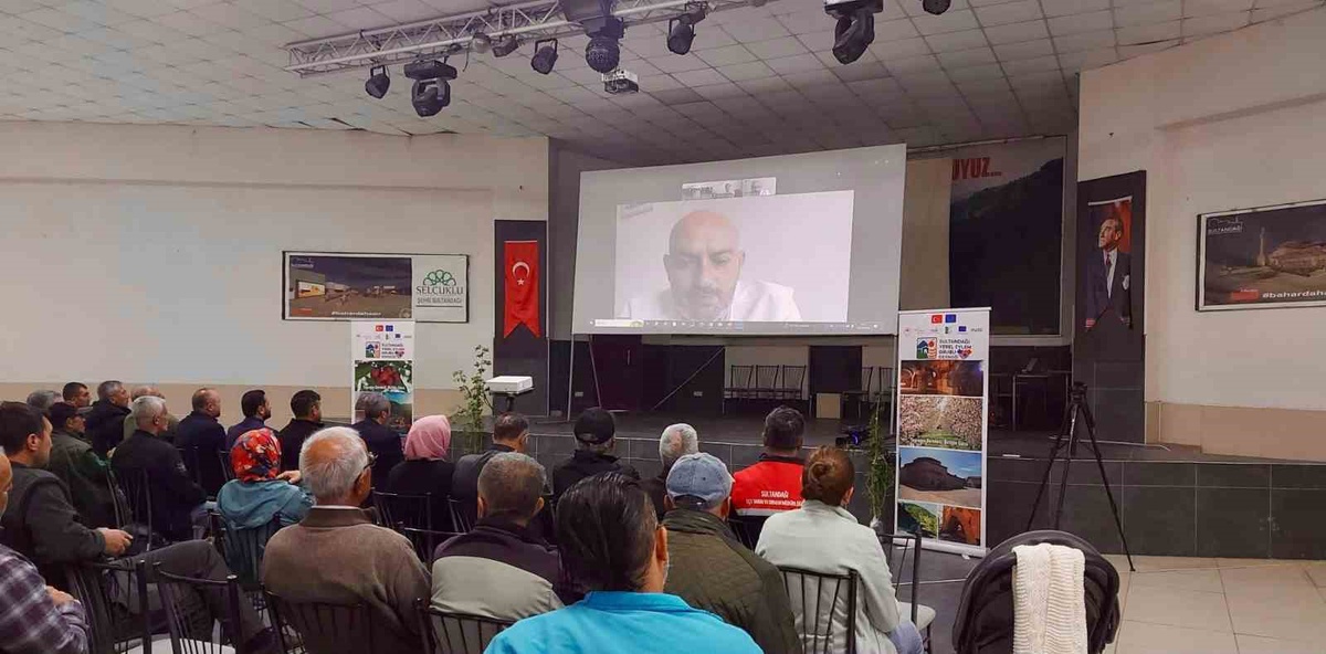 Afyonkarahisar Sultandağı\'nda üreticiler kuşburnu ve badem eğitimi aldı