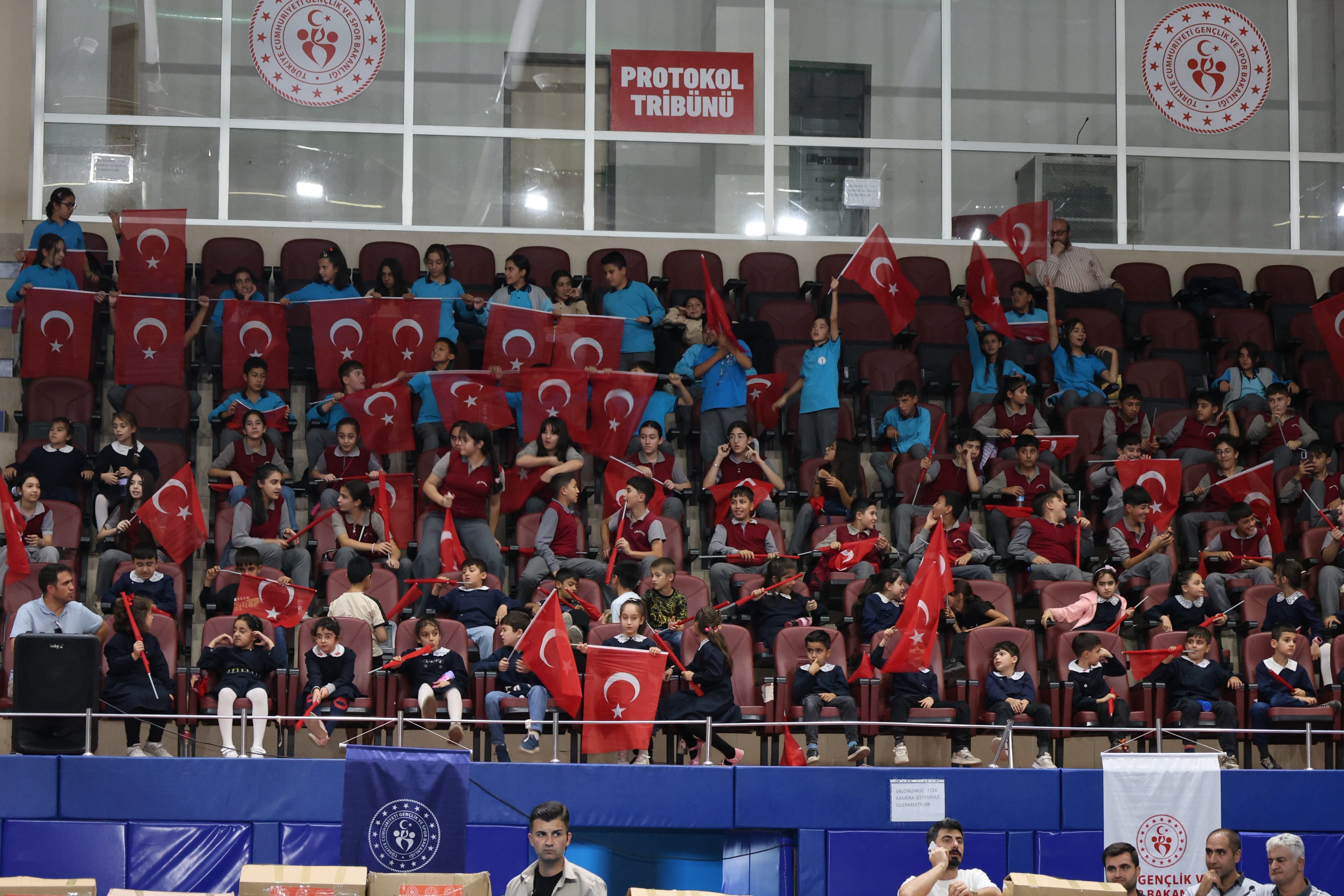 Ağrı'da 171 okula 15 milyon TL değerinde spor malzemesi ulaştırıldı