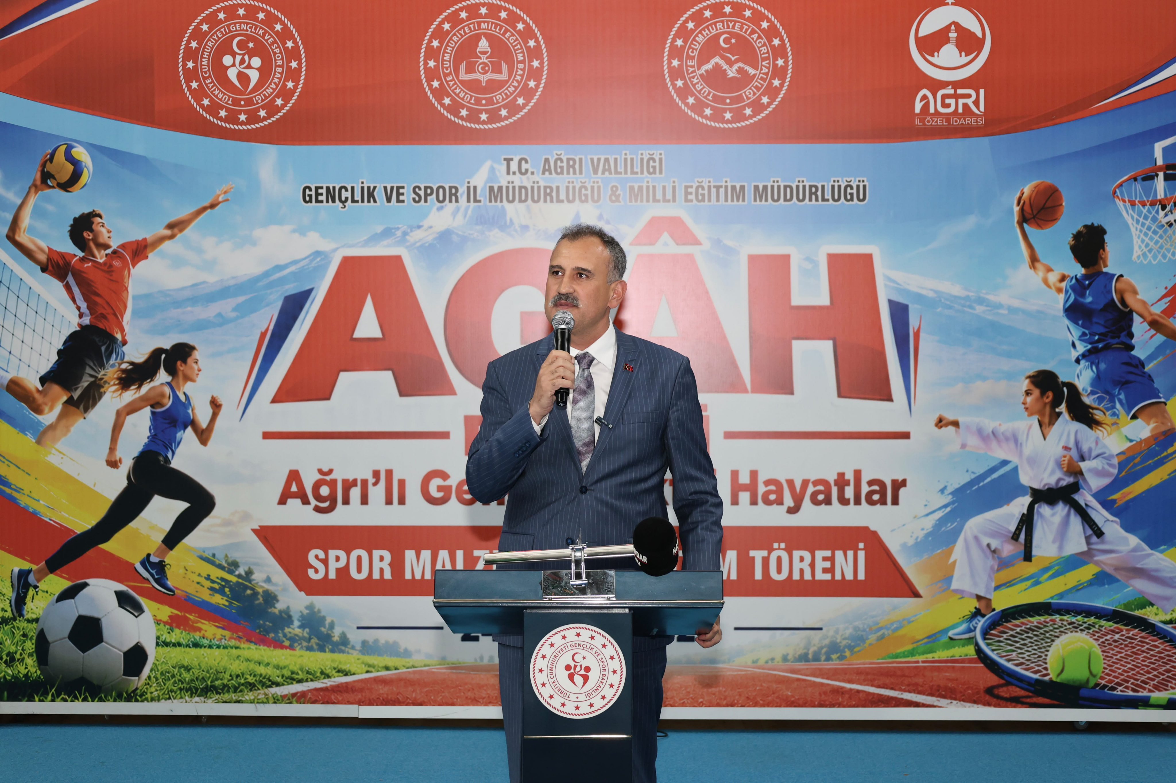 Ağrı'da 171 okula 15 milyon TL değerinde spor malzemesi ulaştırıldı