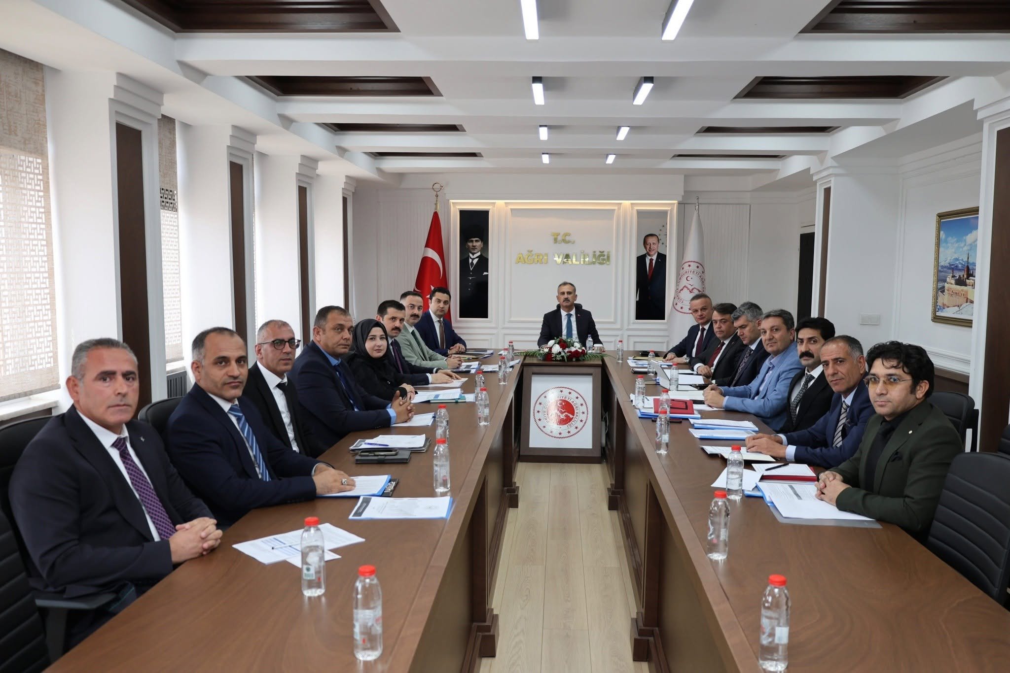 Ağrı'da SYDV toplantısında Vali Bozkurt, ülke sıralamasındaki yükselişi ele aldı