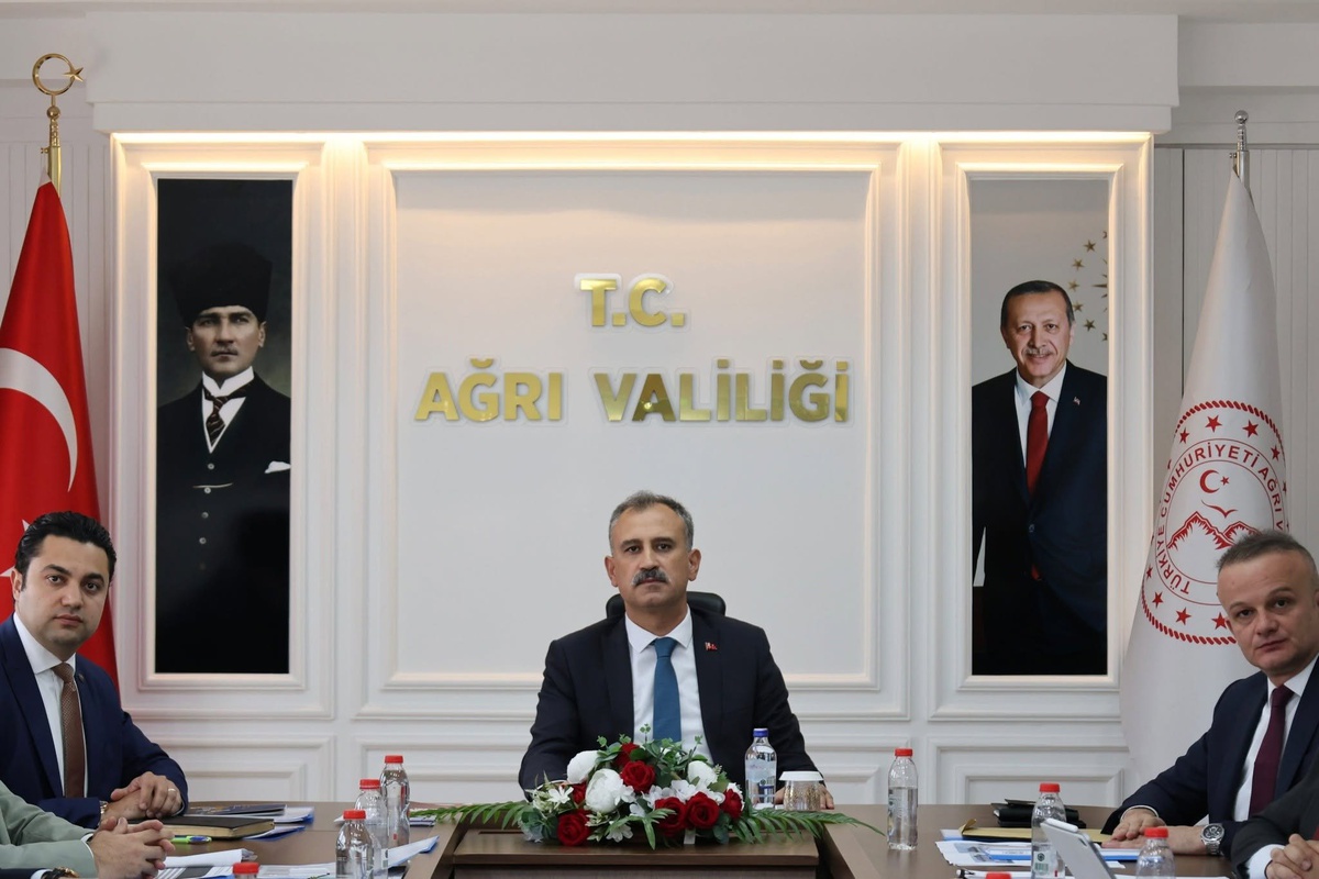 Ağrı\'da SYDV toplantısında Vali Bozkurt, ülke sıralamasındaki yükselişi ele aldı