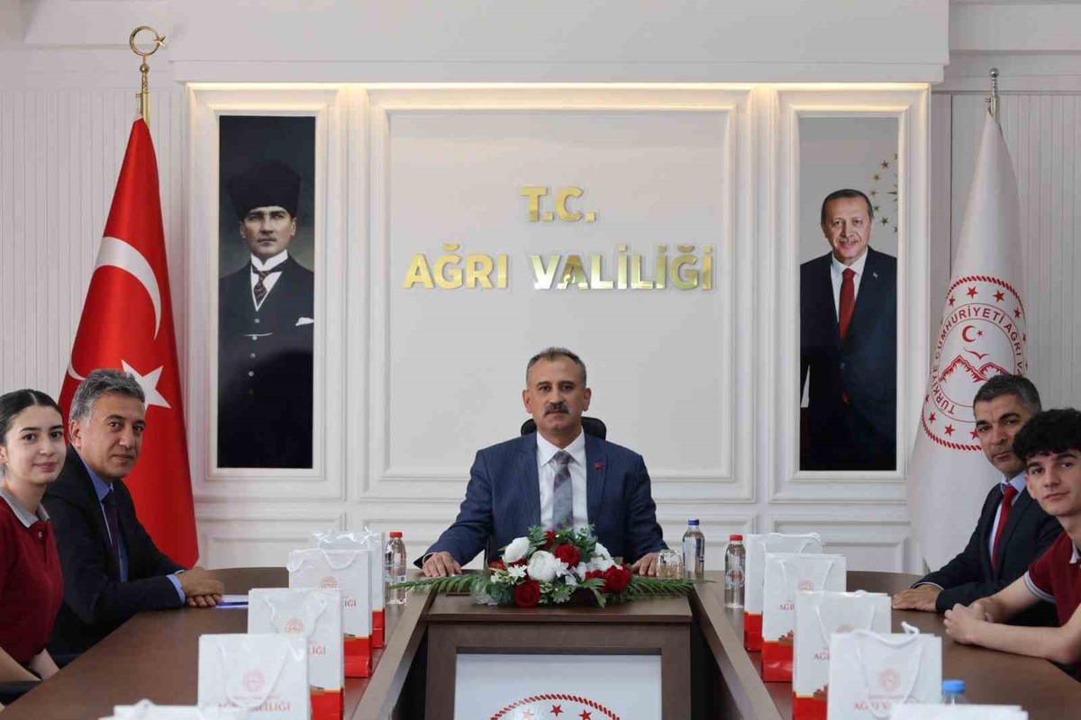 Ağrı Valisi Bozkurt, Cumhuriyet Anadolu Lisesi öğrencilerinin hedeflerini dinledi