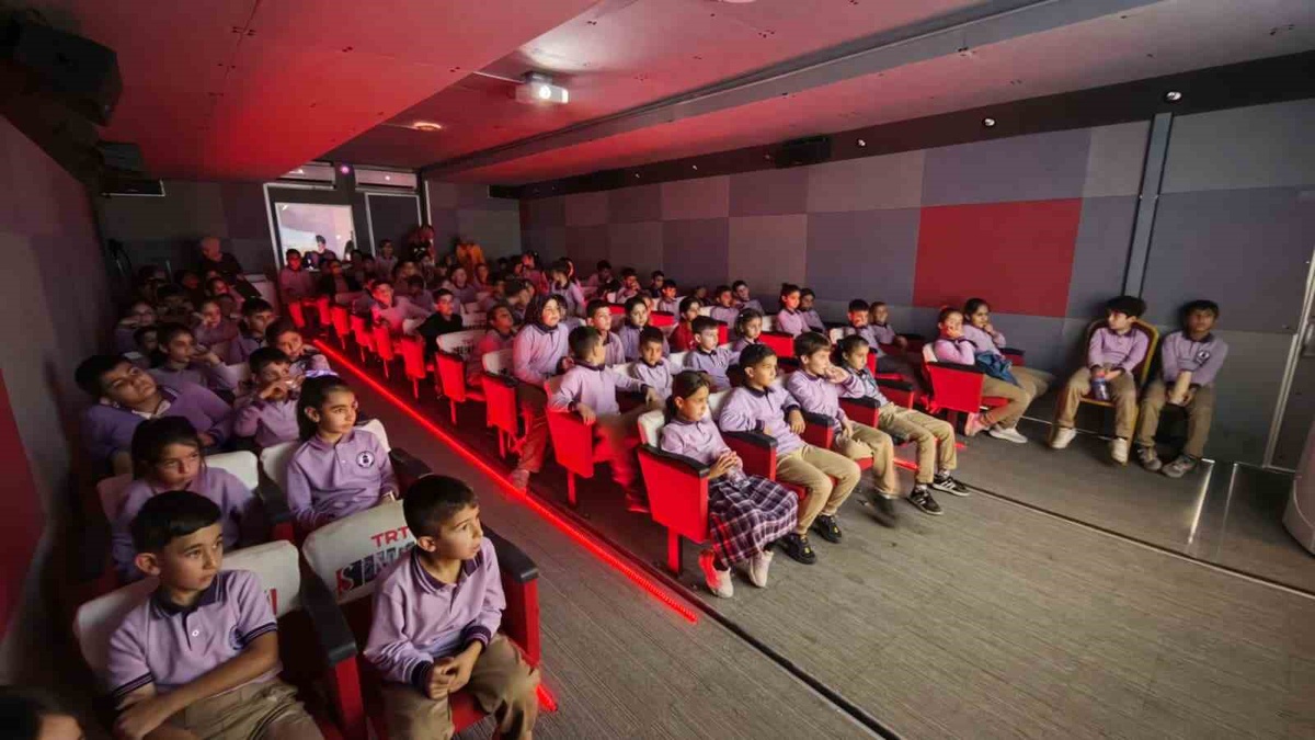 Ahlat\'ta çocuklar TRT Sinema Tırı\'nda animasyon filmle beyaz perde heyecanı yaşadı