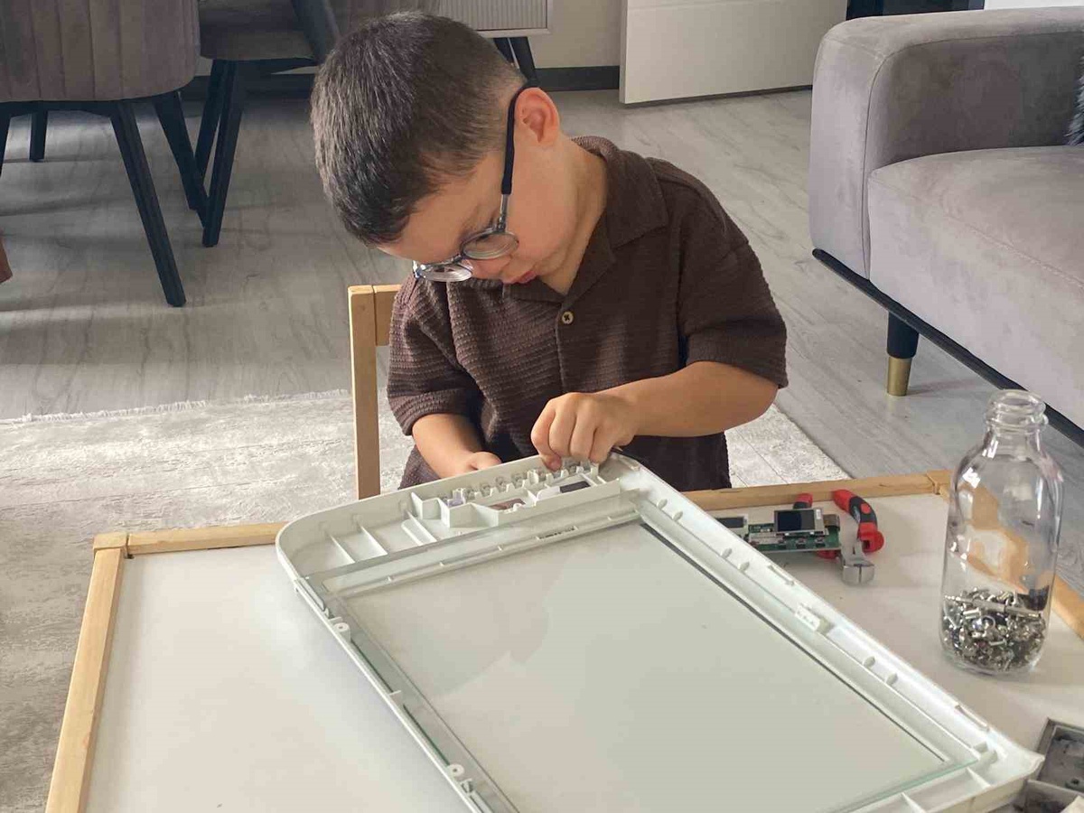 4 yaşındaki Eymen\'in elektronik merakına ailesi bitpazarından tamir atölyesi kurdu