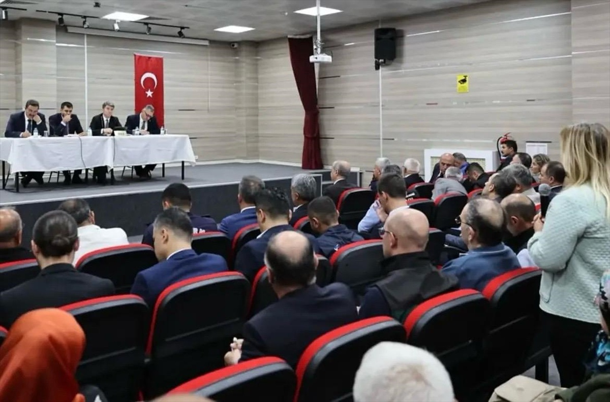 Amasya Valisi Bakan ve AK Parti milletvekilleri Göynücek\'te muhtarlarla buluştu