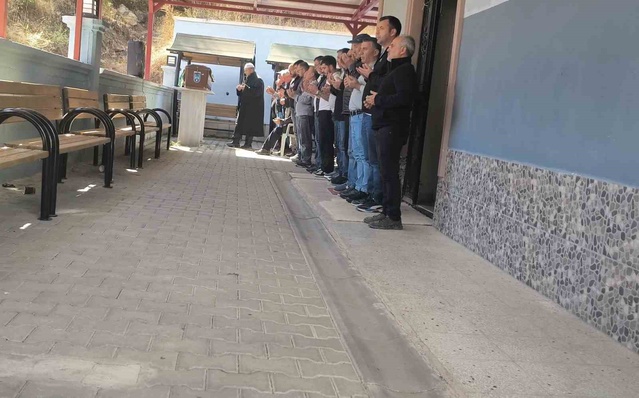 Ankara Çubuk'ta otomobilde ölü bulunan iki kişi cenaze namazlarının ardından defnedildi