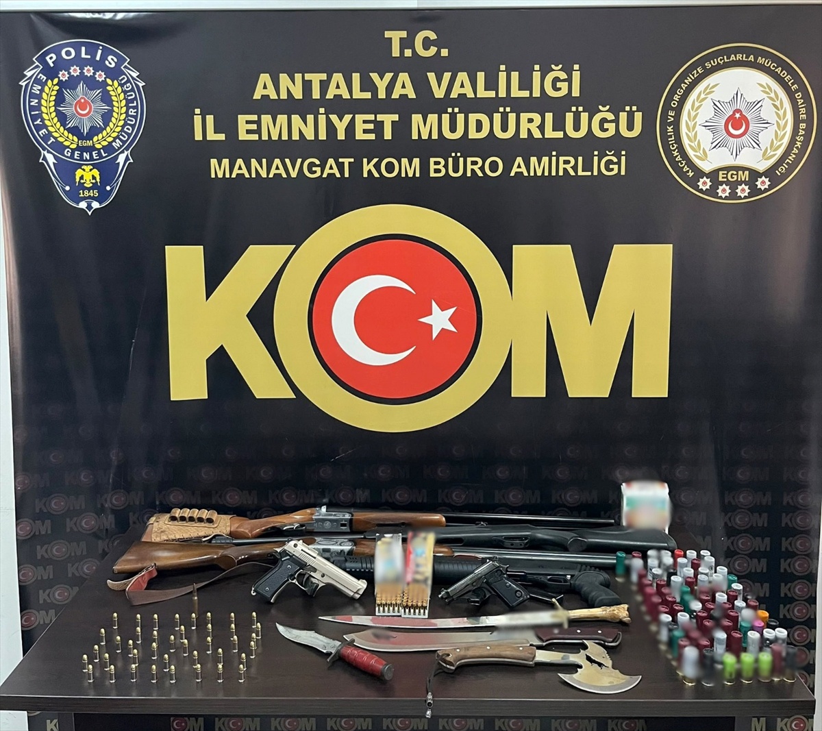 Antalya\'da KOM operasyonlarında 17 şüpheli tutuklandı, 27 bin 271 makaron bulundu
