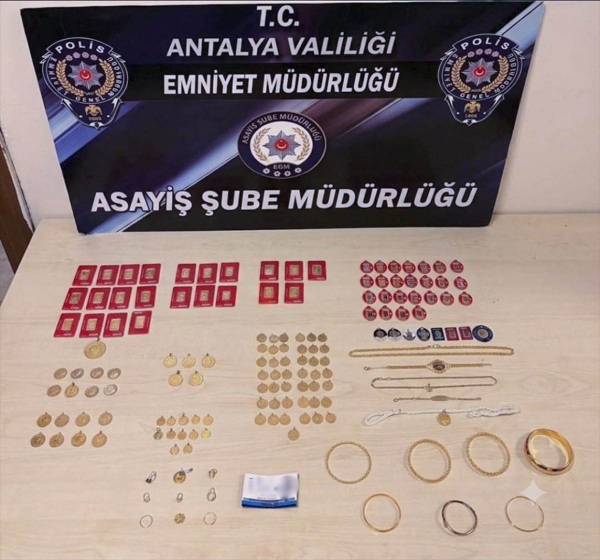 Antalya\'da komiser rolü yapan 2 kişi 3 milyon liralık ziynet olayında tutuklandı
