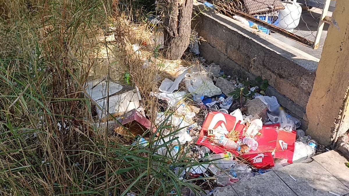 Antalya Manavgat\'ta eski Tarım İlçe Müdürlüğü arazisi hem otopark hem çöplük oldu
