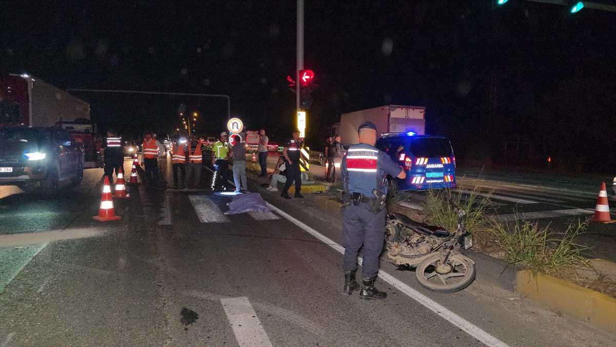 Antalya Manavgat\'ta otomobille çarpışan motosikletin yolcusu öldü, sürücüsü yaralandı