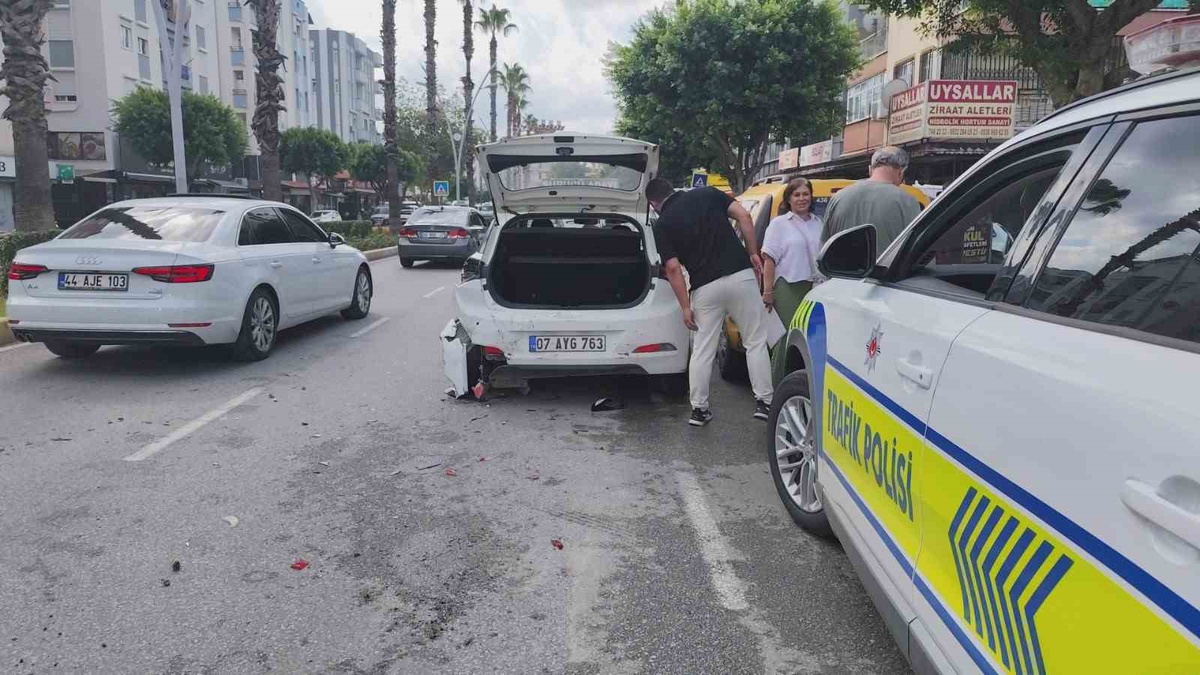 Antalya Manavgat\'ta kurs aracına kamyonet çarptı, kaza kamerada, kimse yaralanmadı