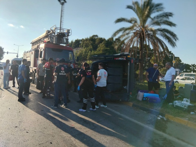 Manavgat Çolaklı'da tur midibüsünün karıştığı zincirleme kazada 17 kişi yaralandı
