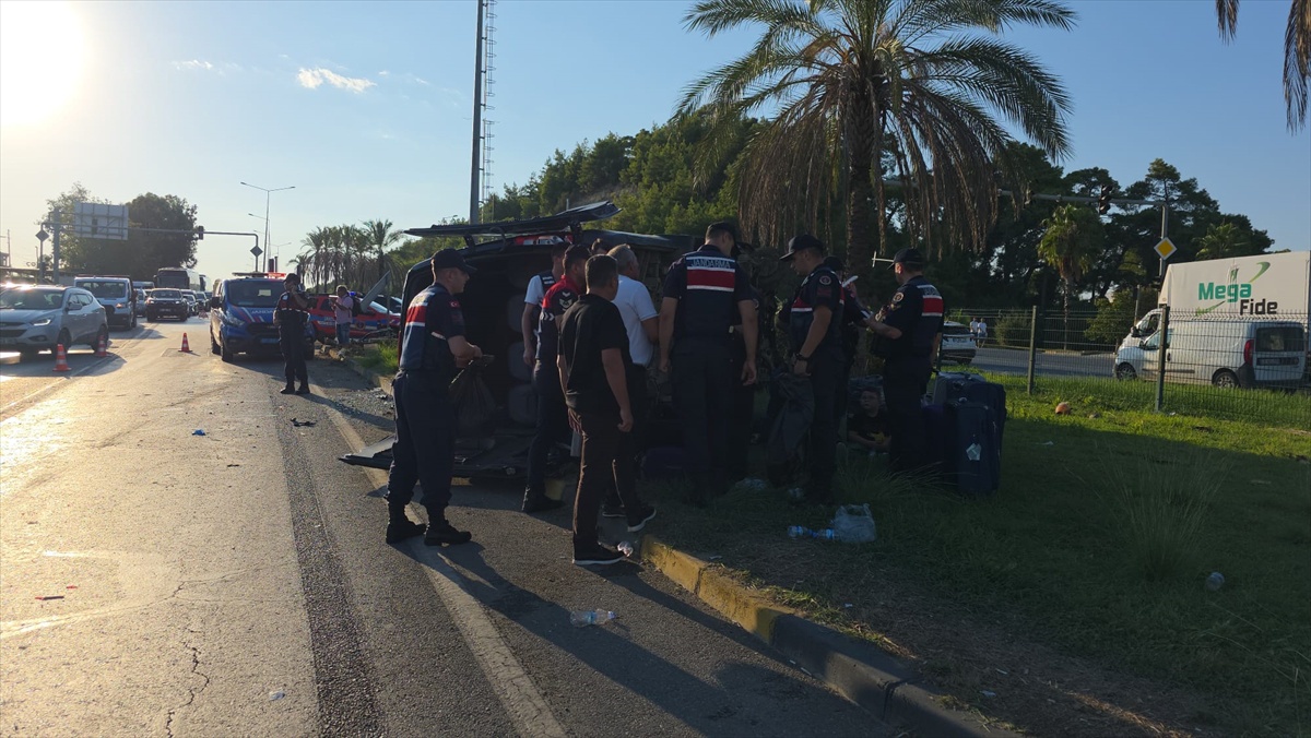Manavgat D-400\'de tur minibüsü ve 2 otomobil çarpıştı, 14\'ü turist 16 kişi yaralandı