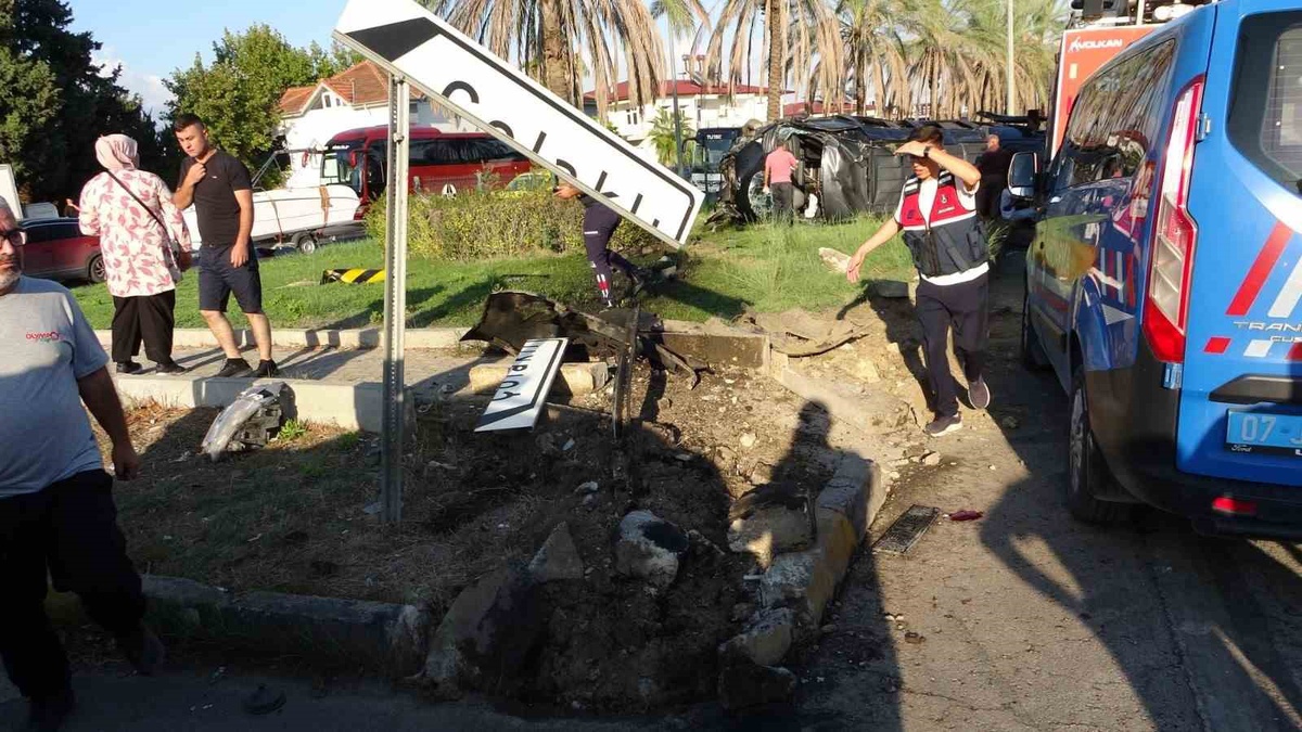 Antalya Manavgat\'ta tur minibüsü, otomobil ve kamyonet çarpıştı, 15 kişi yaralandı