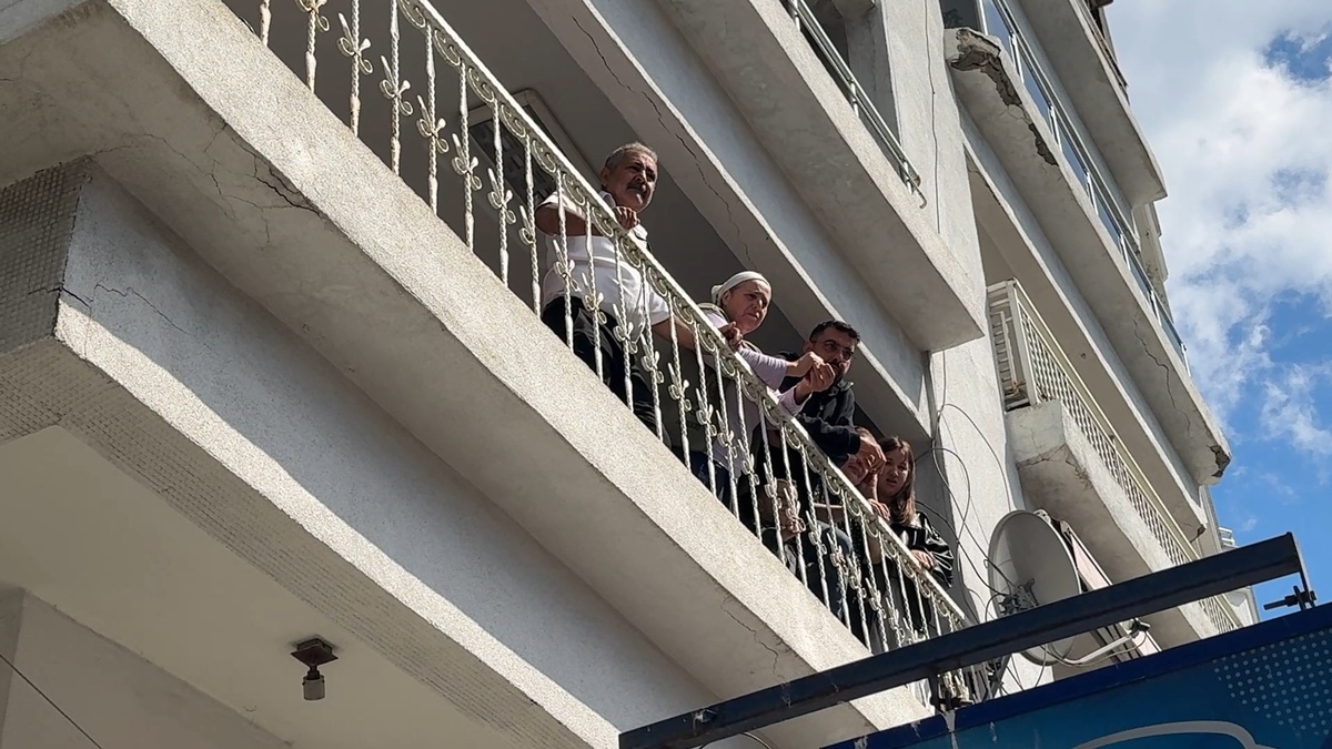 Avcılar\'da elektrik panosu yangını söndürüldü, 1\'i çocuk 5 kişi tahliye edildi