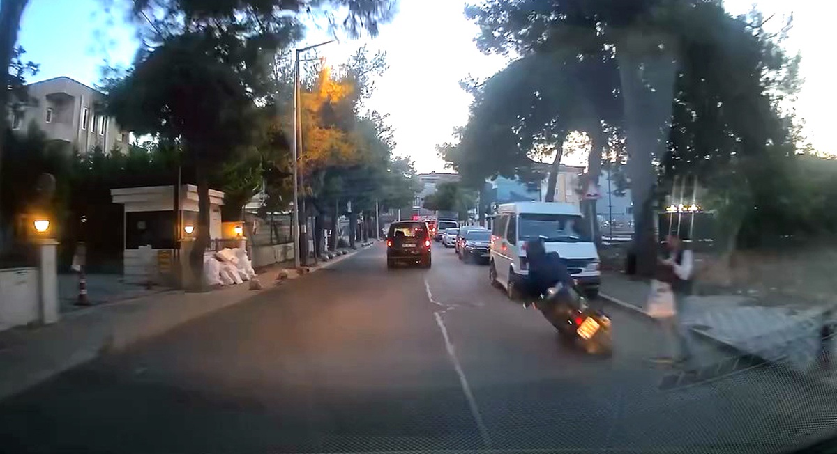 Avcılar\'da düşen motosiklet sürücüsü, otomobilin manevrasıyla ezilmekten kurtuldu