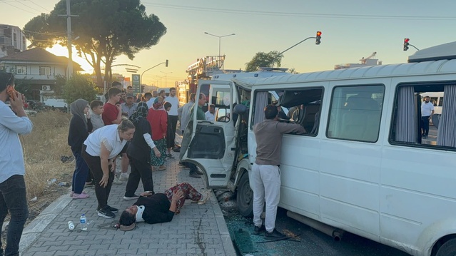 Aydın İncirliova'da refüjü aşan mikser 2 minibüse çarptı; 8 yaralı, sürücü öldü