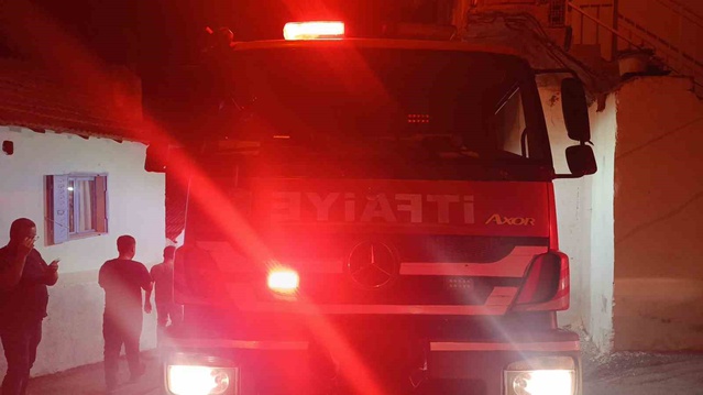 Aydın Söke'de yerleşim yerine yakın zeytinlikte çıkan yangına müdahale sürüyor