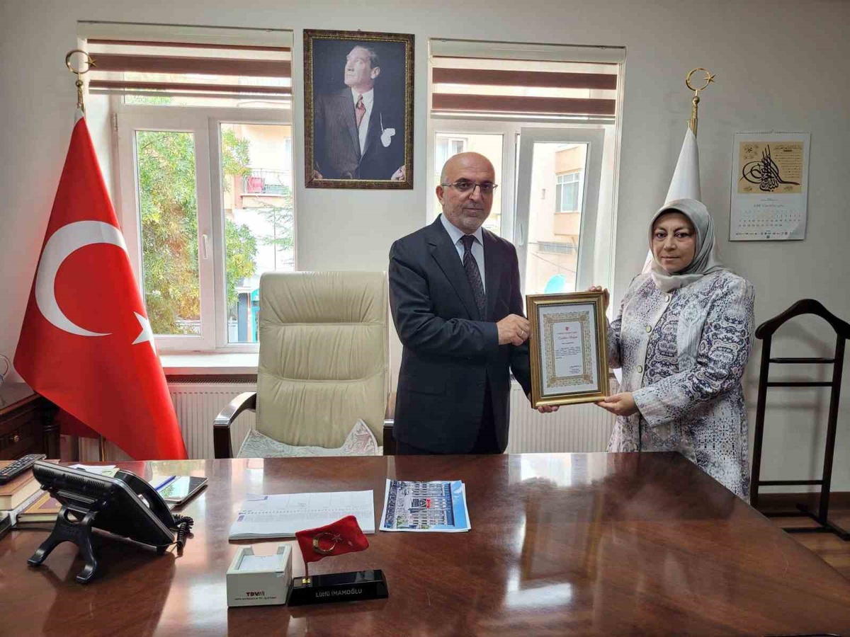 Afyonkarahisar eski müftü yardımcısı Ayşegül Kurt ikramiyesinin tamamını TDV\'ye bağışladı