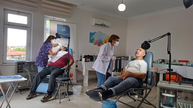 Ayvalık'ta Engelliler Şenlikleri kapsamında 200 engelli bireye diş tedavisi yapıldı